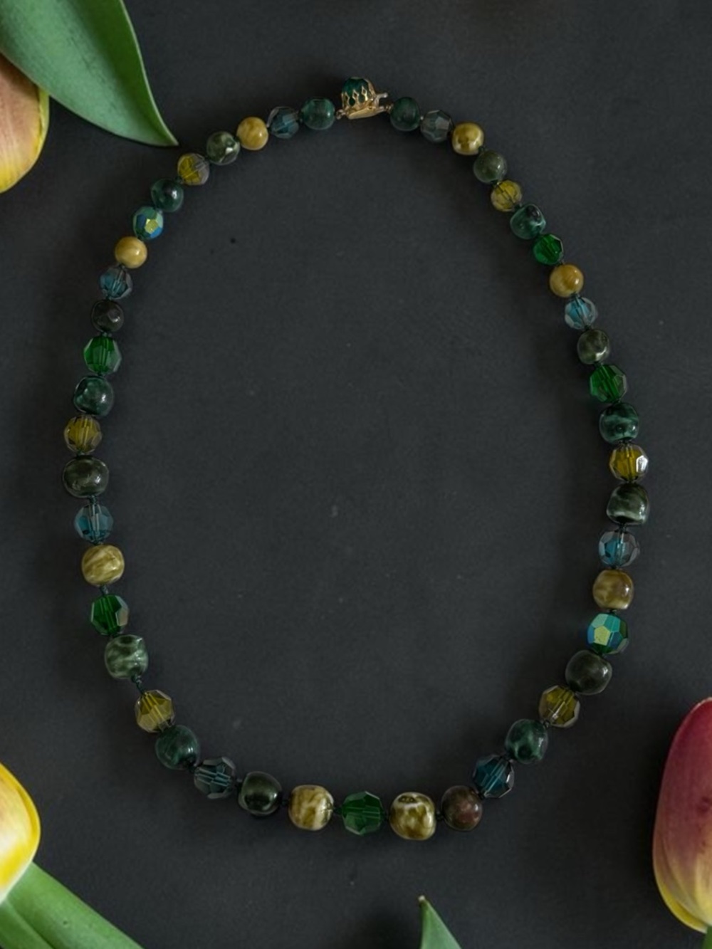 🫶🏻 1950’s Stunning Emerald & Olive Green Beaded Necklace